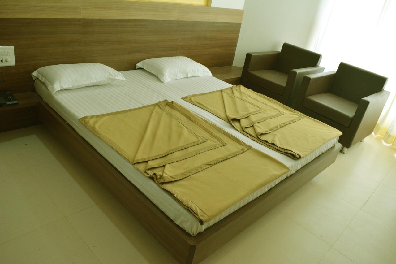 Oyo 10672 Hotel Riviera 나식 외부 사진