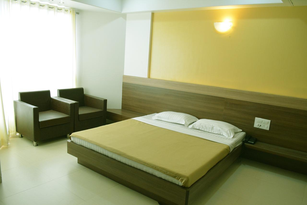 Oyo 10672 Hotel Riviera 나식 외부 사진
