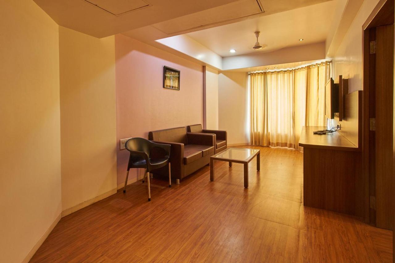 Oyo 10672 Hotel Riviera 나식 외부 사진