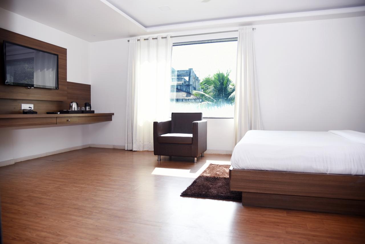 Oyo 10672 Hotel Riviera 나식 외부 사진