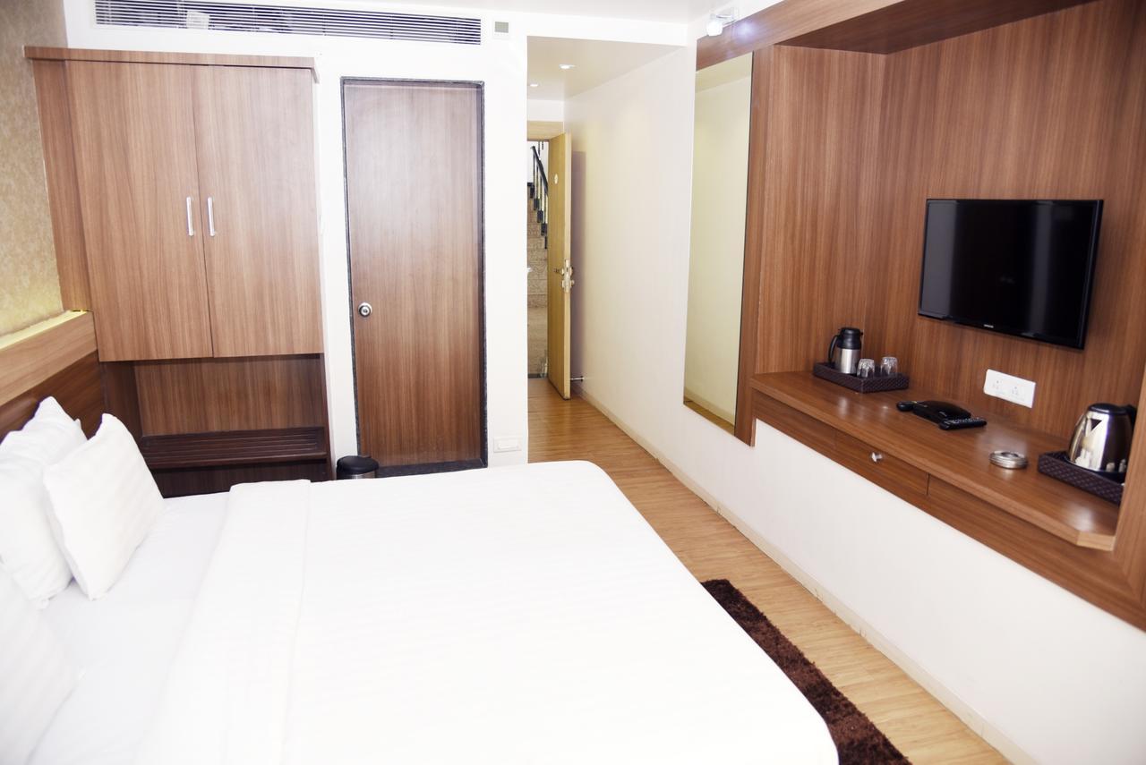 Oyo 10672 Hotel Riviera 나식 외부 사진