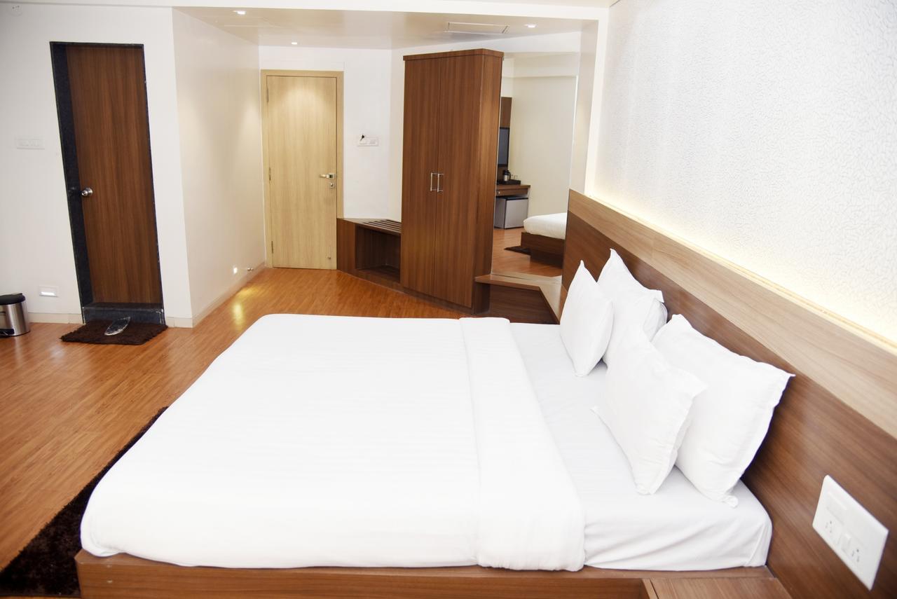 Oyo 10672 Hotel Riviera 나식 외부 사진