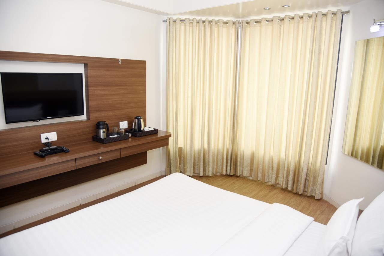 Oyo 10672 Hotel Riviera 나식 외부 사진