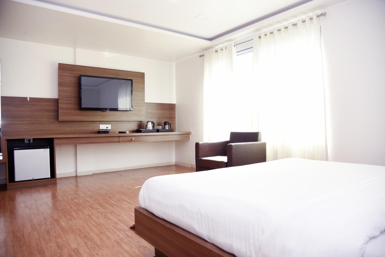 Oyo 10672 Hotel Riviera 나식 외부 사진