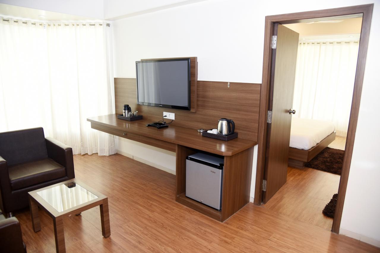 Oyo 10672 Hotel Riviera 나식 외부 사진
