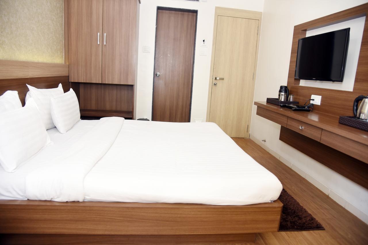 Oyo 10672 Hotel Riviera 나식 외부 사진